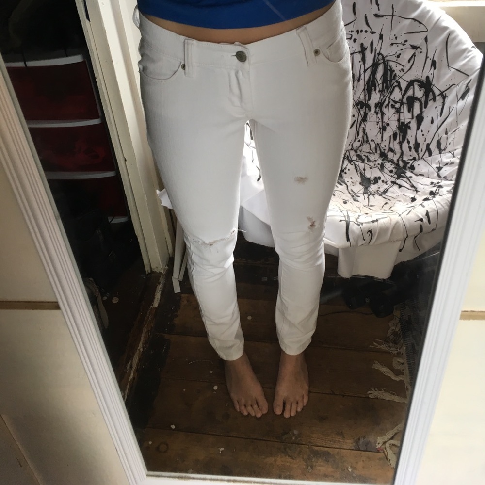 White distressed skinny jean